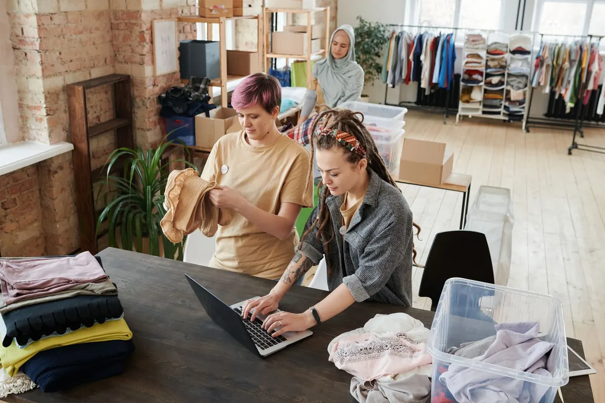 Explainer: The Difference Between Fast Fashion and Sustainable Fashion