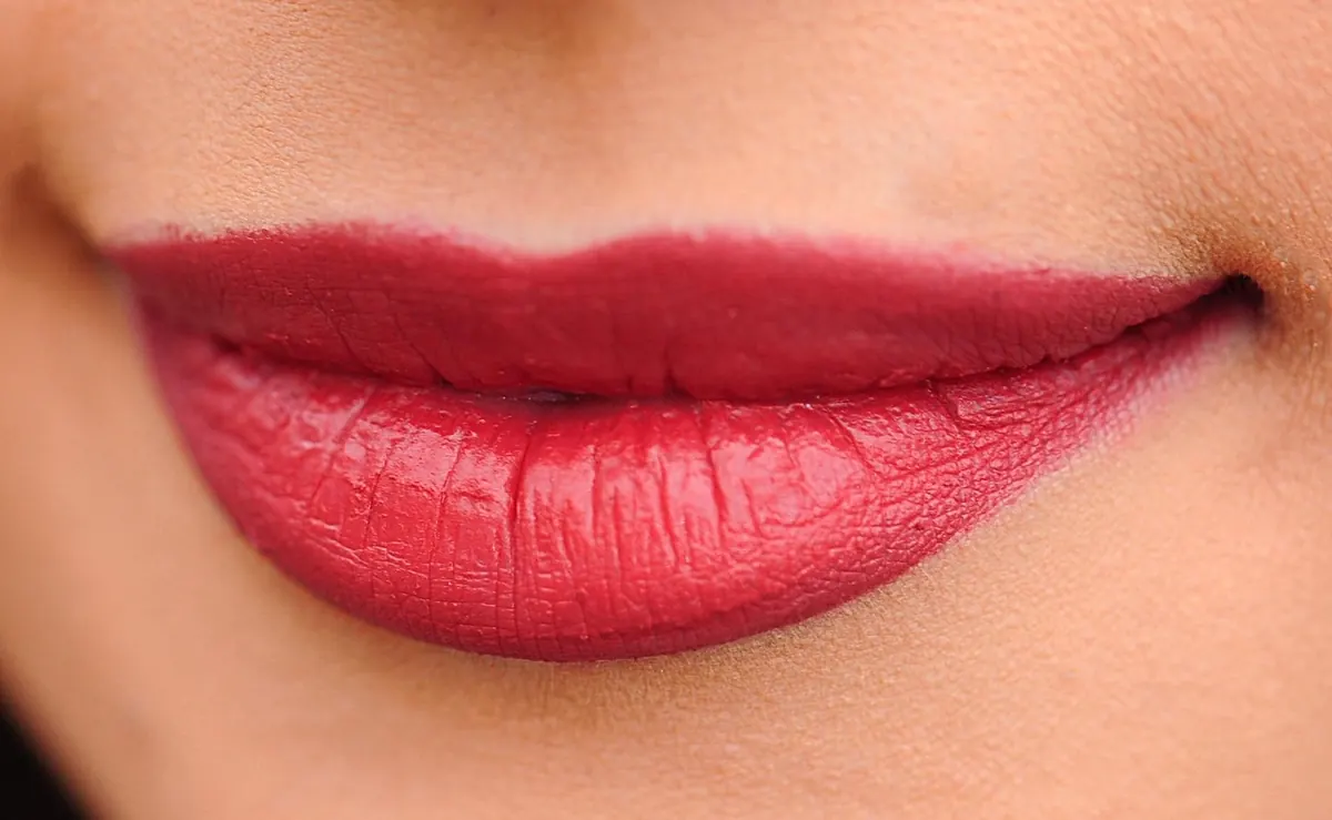 Matte vs. Glossy Lipstick: Which One Suits Your Look?